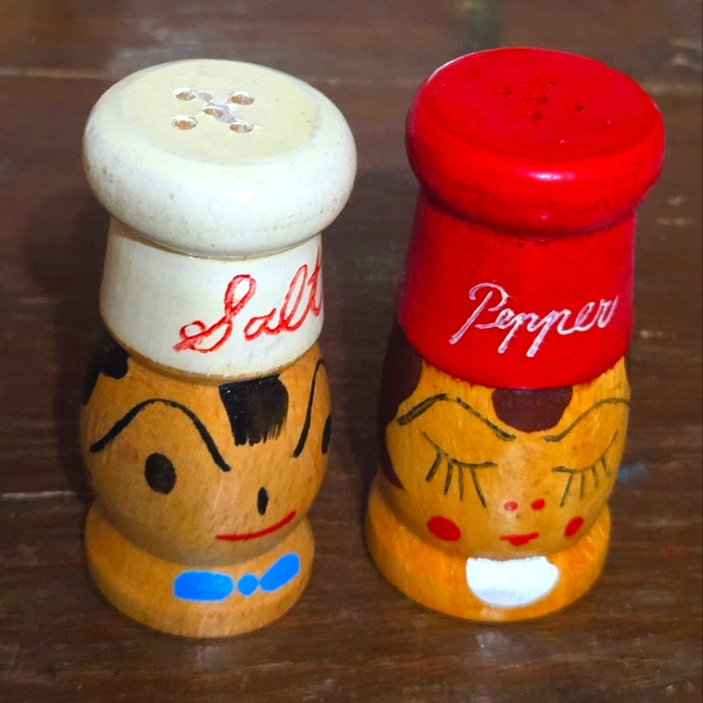 Vintage 2" Small Wooden Salt And Pepper Shakers Man Woman Chef Hats